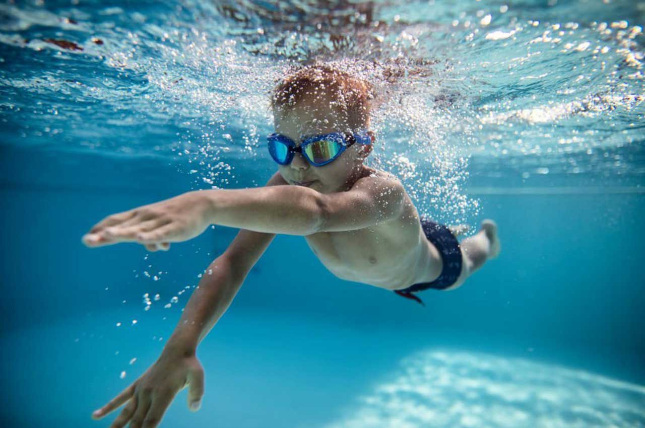 child-swimming-with-goggles